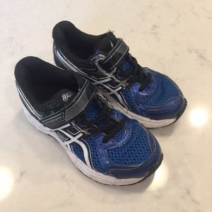 Little boys size 11 ASICS Pre contend 2 shoe.
